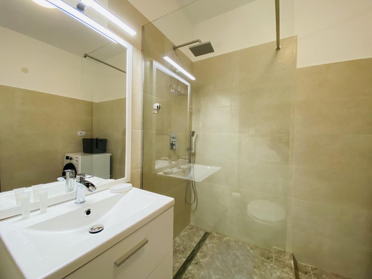 Deluxe Apartment With Balcony And Private Parking In Colvmna Residence Cluj-Napoca Exterior photo